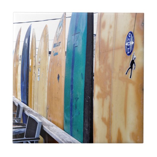 Montaukのビーチのヴィンテージのサーフボード タイル (正面)