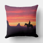 Monument Valley Iconic Western Sunset Silhouette  クッション (裏面)