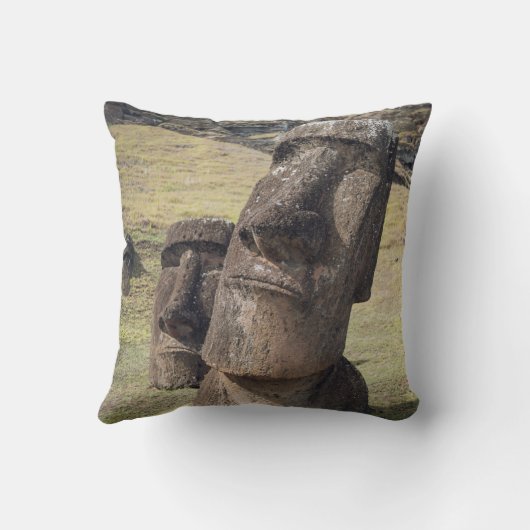 Monuments | Easter Island, Chile クッション (裏面)
