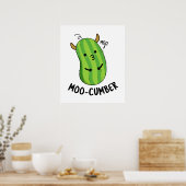 Moo-cumber Funny Veggie Cucumber Pun ポスター (キッチン)