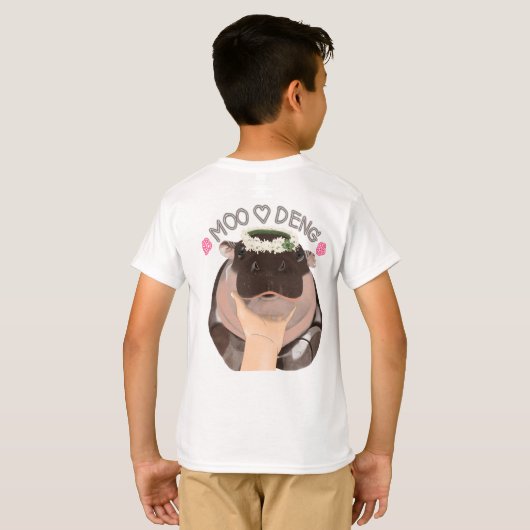 Moo Deng, a hippo from Thailand T-Shirt Tシャツ (裏面フル)