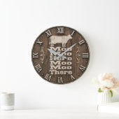 Moo Moo Here Moo Moo There Rustic Farmhouse Cow ラージ壁時計 (ホーム)