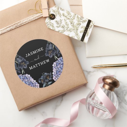 Moody Black Floral Classic Whimsical Chic Wedding ラウンドシール (ギフト)