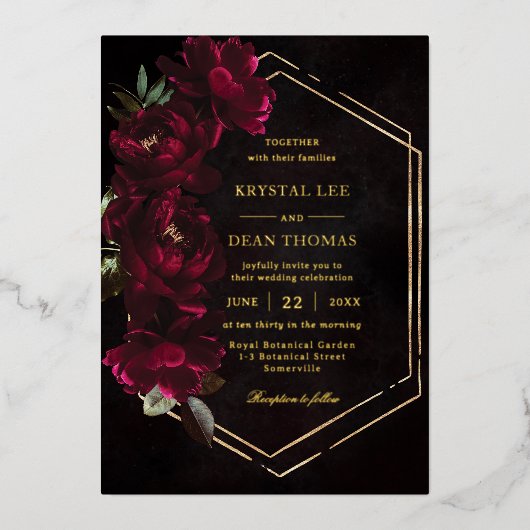 Moody Burgundy Floral Peonies Wedding 箔招待状 (正面)