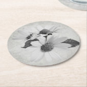 Moody Daisy Black & White Neutral Everyday Floral ラウンドペーパーコースター (アングル)