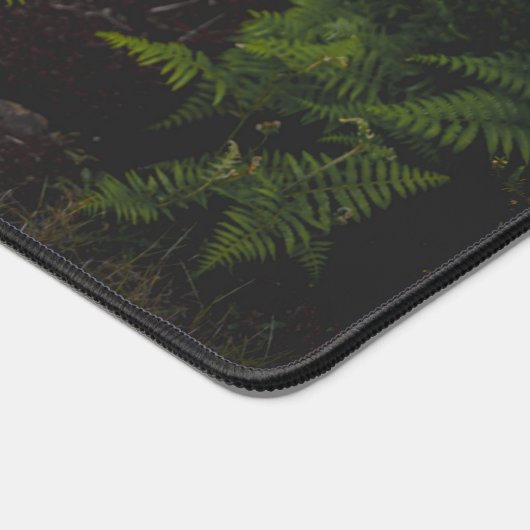 Moody green nature theme with ferns デスクマット (コーナー)