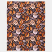 Moody poppies on black pattern フリースブランケット (正面)