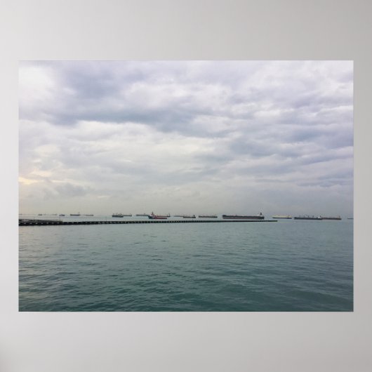 Moody Skの下でシンガポール海峡でいかり時の船舶 ポスター (正面)