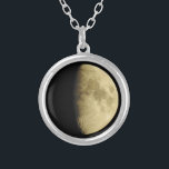 Moon Close Up写真 シルバープレートネックレス<br><div class="desc">月の写真のネックレスの魅力のクローズアップ。</div>