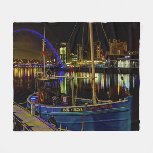 Moon light sky over the the Newcastle Tyne river フリースブランケット (正面(横))