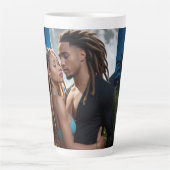Moonlight Couple Love Mug – Romantic Digital Art カフェラテマグ (正面)