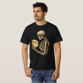 Moonlight Skeleton Holding Full Moon Gothic Tシャツ (正面フル)