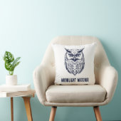 Moonlight Watcher – Mystical Owl Throw Pillow クッション (椅子)