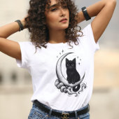 Moonlit Familiar – Black Cat on Crescent Moon  スウェットシャツ