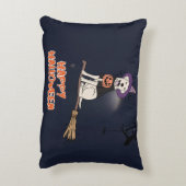 Moonlit Pup – Halloween Dog in Witch Hat アクセントクッション (裏面(縦))