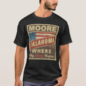 MOORE, OKストーリーの始まりだ Tシャツ (正面)