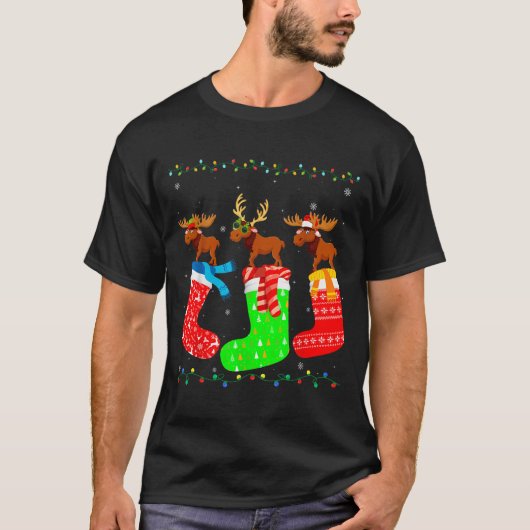 Moose In Xmas Socks Funny Holiday Ugly Sweater Chr Tシャツ (正面)