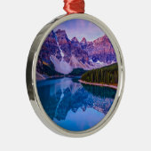 moraine湖の日の出の前のバラ色の雲 メタルオーナメント (右)