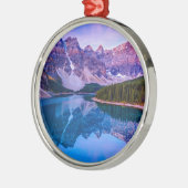 moraine湖の日の出の前のバラ色の雲 メタルオーナメント (左)