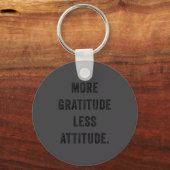 More Gratitude Less Attitude Fun Insrational Motiv キーホルダー (正面)