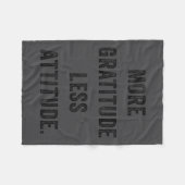More Gratitude Less Attitude Fun Insrational Motiv フリースブランケット (正面(横))