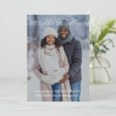 More The Merrier Holiday Pregnancy Announcement シーズンカード (スタンド正面)