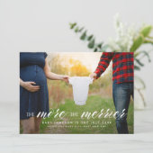 More the Merrier Holiday Pregnancy Announcement シーズンカード (スタンド正面)