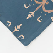 Moroccan Inspired Blue and Tan Medallion Pattern フリースブランケット (角)