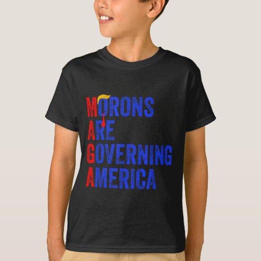 Morons Are Governing America Funny Trump 2024  Tシャツ (正面)