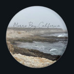 Morro Bay California Coastal Photography マグネット<br><div class="desc">A foggy overcast day in Morro Bay California with the ocean waves hitting the rocks on the shore in this beach photograph souvenir. This seaside travel photo keepsake magnet features black cursive script above the beach rocks and grey sky.</div>