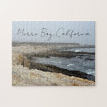 Morro Bay California Ocean Photography ジグソーパズル<br><div class="desc">A foggy overcast day in Morro Bay California with the ocean waves hitting the rocks on the shore in this beach photograph souvenir. This seaside travel photo keepsake puzzle gift features black cursive script above the beach rocks and grey sky.</div>