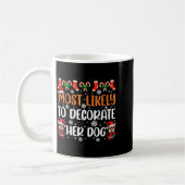 Most Likely To Decorate Her Dog Family Christmas P コーヒーマグカップ (左)