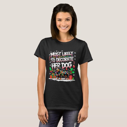 Most Likely To Decorate Her Dog Funny Christmas Tシャツ (正面フル)