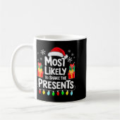 Most Likely To Shake The Shirt Family Christmas  コーヒーマグカップ (左)