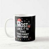 Most Likely To Take Too Many Ctures Christmas Funn コーヒーマグカップ (左)