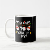Most Likely To Wake Up First Funny Christmas Famil コーヒーマグカップ (左)