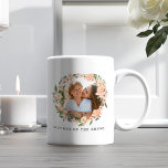 Mother Of The Brideフローラ水彩リース写真 コーヒーマグカップ<br><div class="desc">私たちエレガントの水の色のフローラリースの写真フレームとブラシのスクリプトの母は花嫁の母親に与えは、完璧な贈り物である。このデザインは美しい手描き水彩フローラリース写真フレームを備えている。水彩写真フレーム内に特別な写真メモリを追加。コーヒーマグの反対側には、リース内に置かれたブラシスタイルスクリプトフォントの中に私たちの水カラーフローラフレームと「花嫁の母モダン」が含まれている。カスタマイズの日結婚付で全てのイラストレーションは鳥類学の手描きのオリジナルのアートワークである。</div>