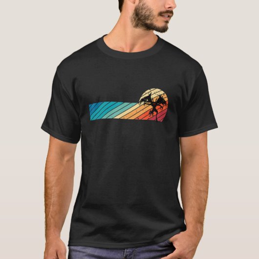 Mothman 80sレトロCryptidヴィンテージサンセット Tシャツ (正面)