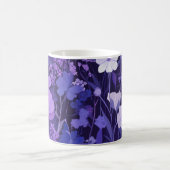 Motif floral violet délicat 🌸 sur fond sombre コーヒーマグカップ (中央)