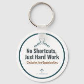 Motivational Hard Work Quote Design – No Shortcuts キーホルダー (正面)
