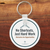 Motivational Hard Work Quote Design – No Shortcuts キーホルダー (正面)