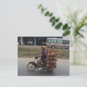 Motorbike-Vietnamで鶏 ポストカード (スタンド正面)