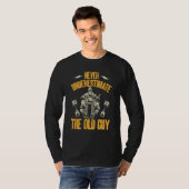 Motorcycle Bike Never Underastimate The Old Guy 1 Tシャツ (正面フル)