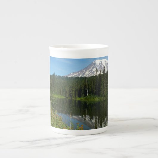Mount Rainier Lake Reflection with Wildflowers ボーンチャイナマグカップ (正面)