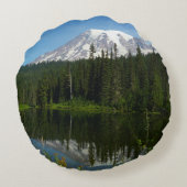 Mount Rainier Lake Reflection with Wildflowers ラウンドクッション (裏面)