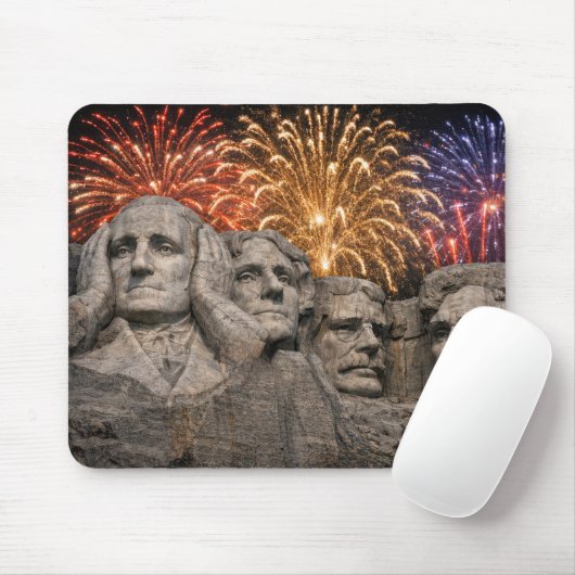 Mount Rushmore Humor with Fireworks マウスパッド (マウス)