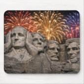 Mount Rushmore Humor with Fireworks マウスパッド (正面)