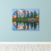 Mount Shuksan mirrored in Reflection Lake キャンバスプリント (インサイチュ (ウッドフロア))