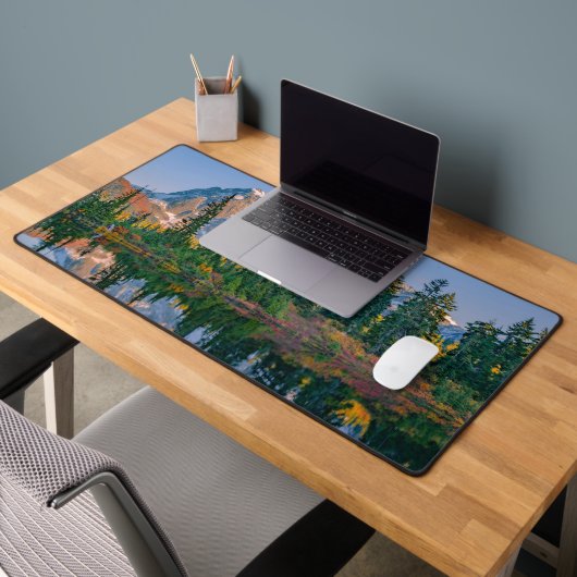 Mount Shuksan mirrored in Reflection Lake デスクマット (オフィス2)