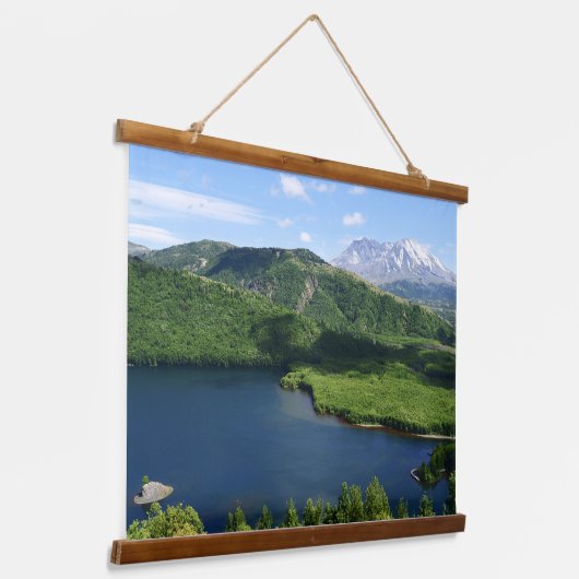 Mount St Helens Coldwater Lake Scenic Landscape 吊り下げ型タペストリー (傾斜あり)